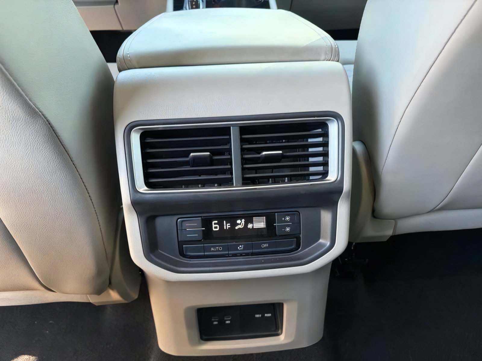 Used 2024 Volkswagen Atlas SE w/ Black Wheel Package FWD image 18