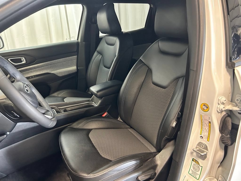 Used 2023 Jeep Compass Latitude AWD/4WD image 8
