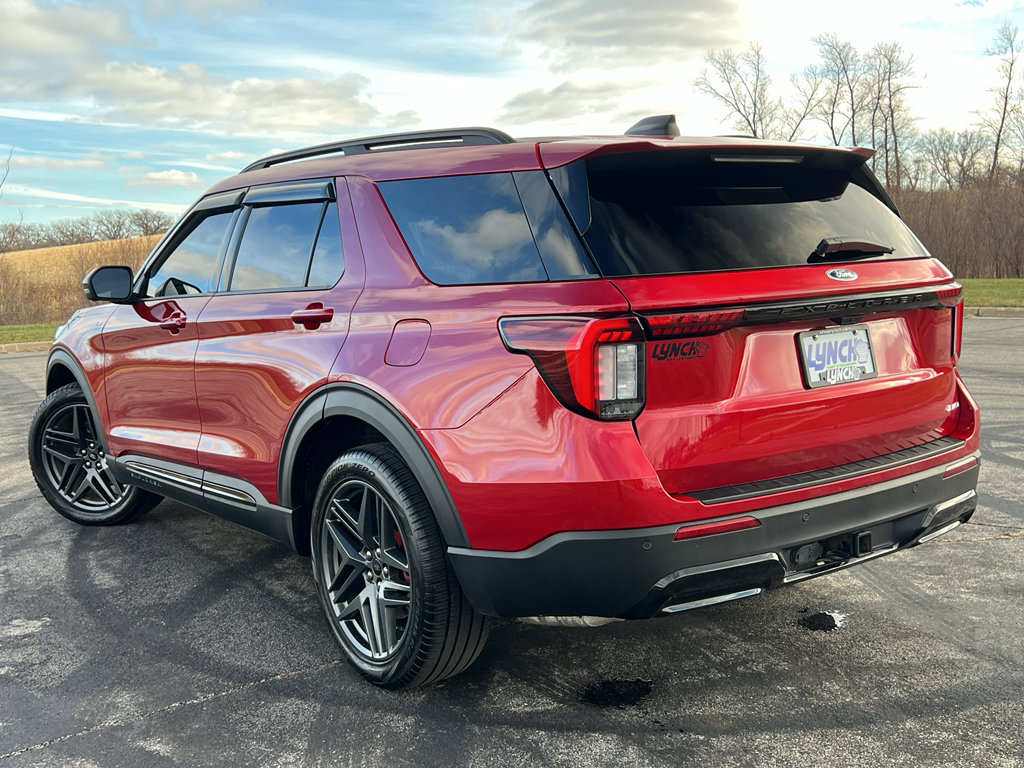 Used 2025 Ford Explorer ST-Line w/ ST-Line Street Pack image 2