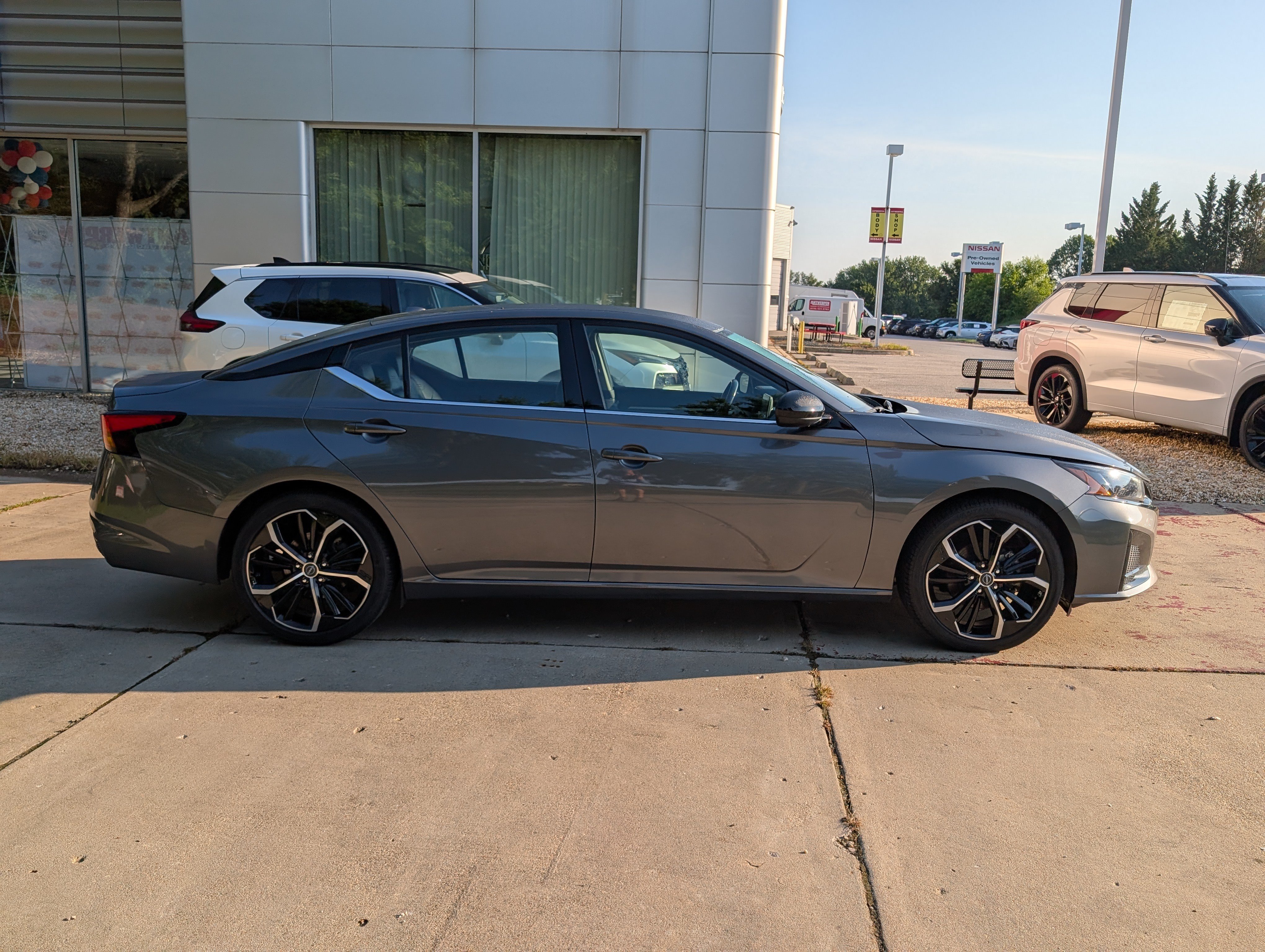 Used 2024 Nissan Altima 2.5 SR FWD image 2