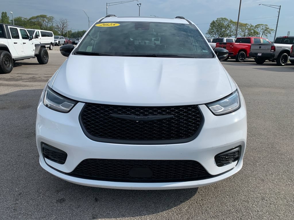 Used 2025 Chrysler Pacifica Limited FWD image 14