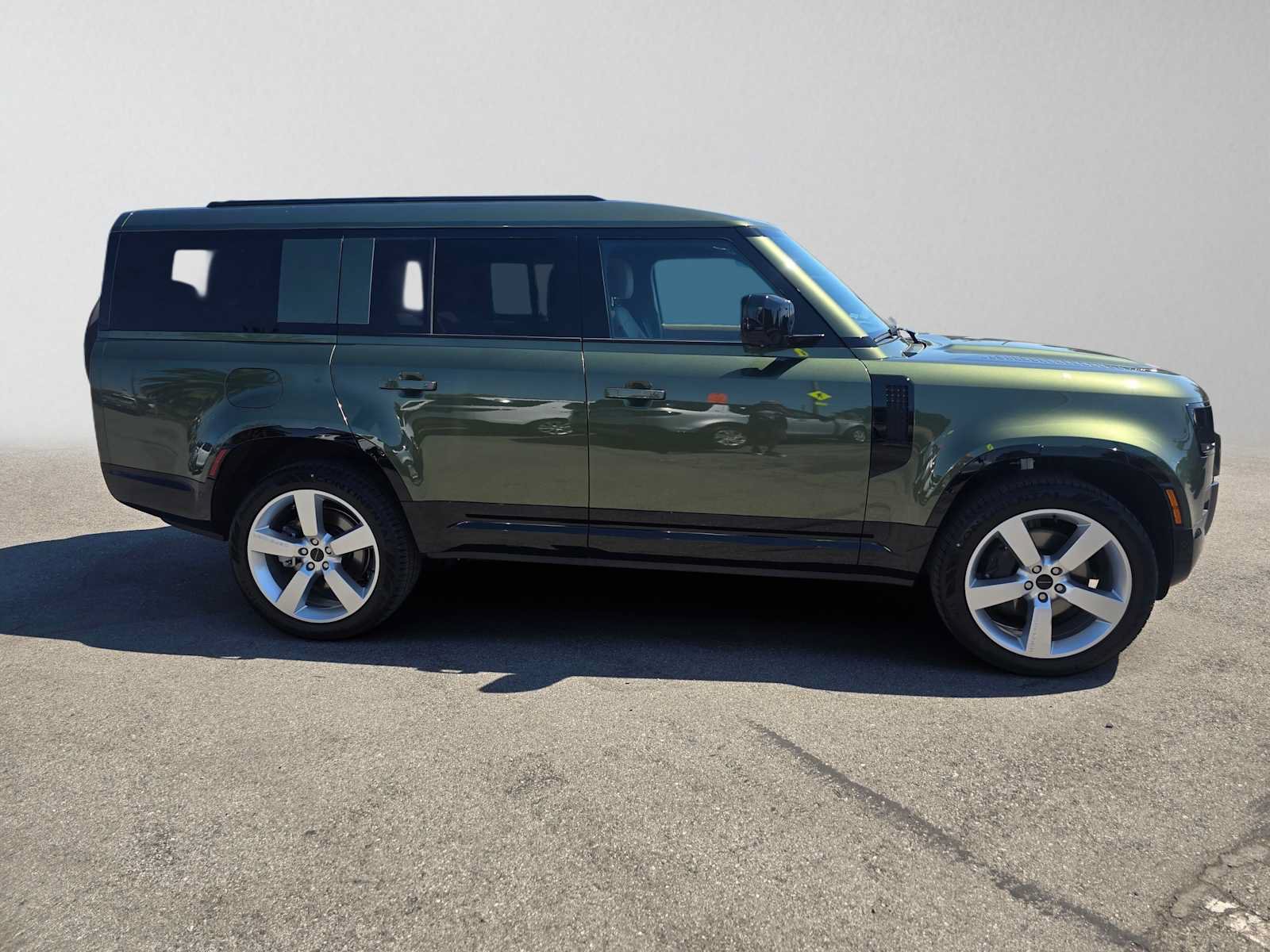 New 2026 Land Rover Defender 130 X-Dynamic SE AWD/4WD image 6