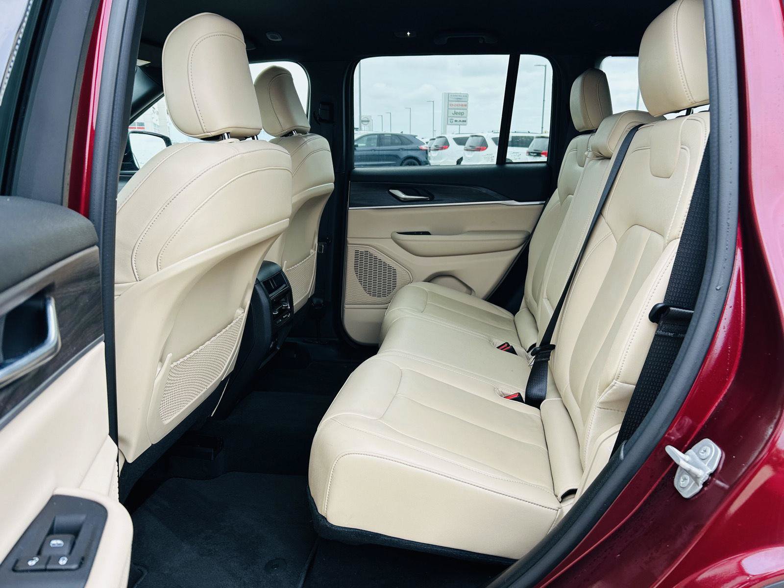 Used 2023 Jeep Grand Cherokee Limited AWD/4WD image 29