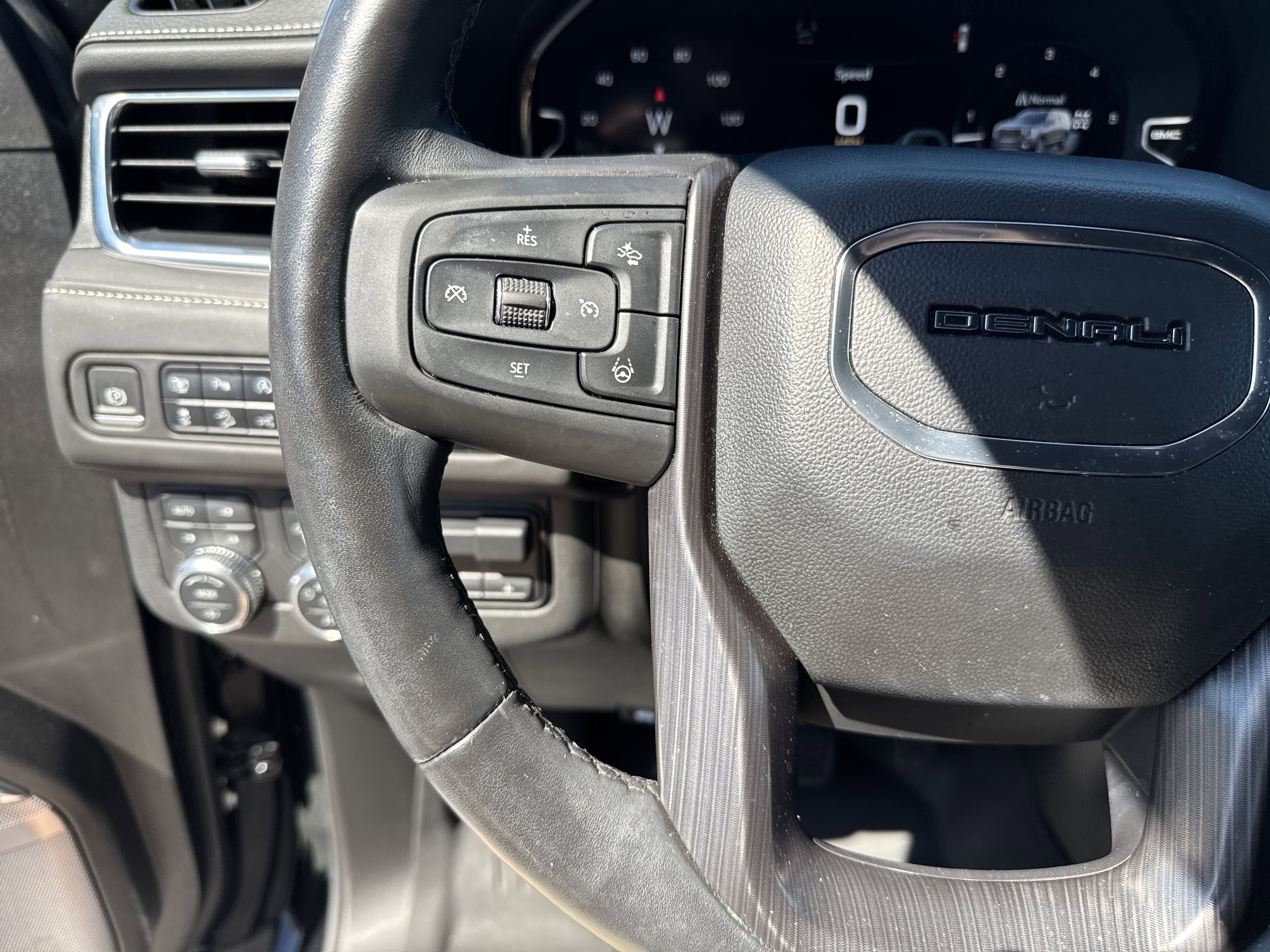 Used 2023 GMC Yukon Denali Ultimate AWD/4WD image 15