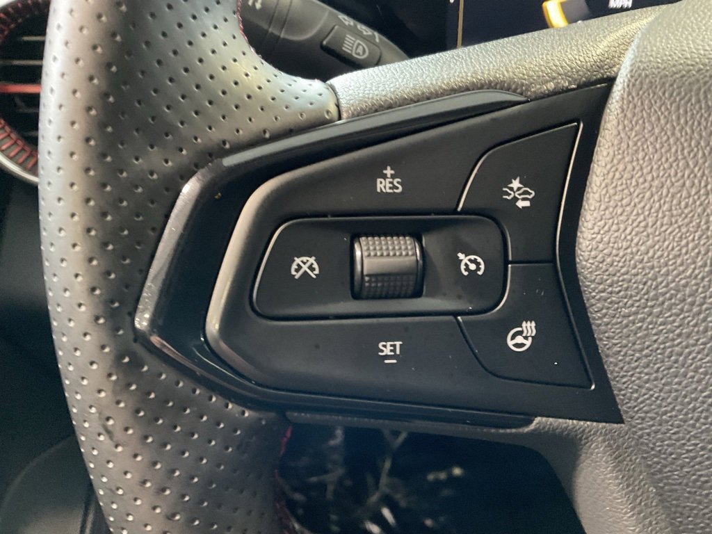 Used 2025 Chevrolet Trax RS w/ Sunroof Package image 12