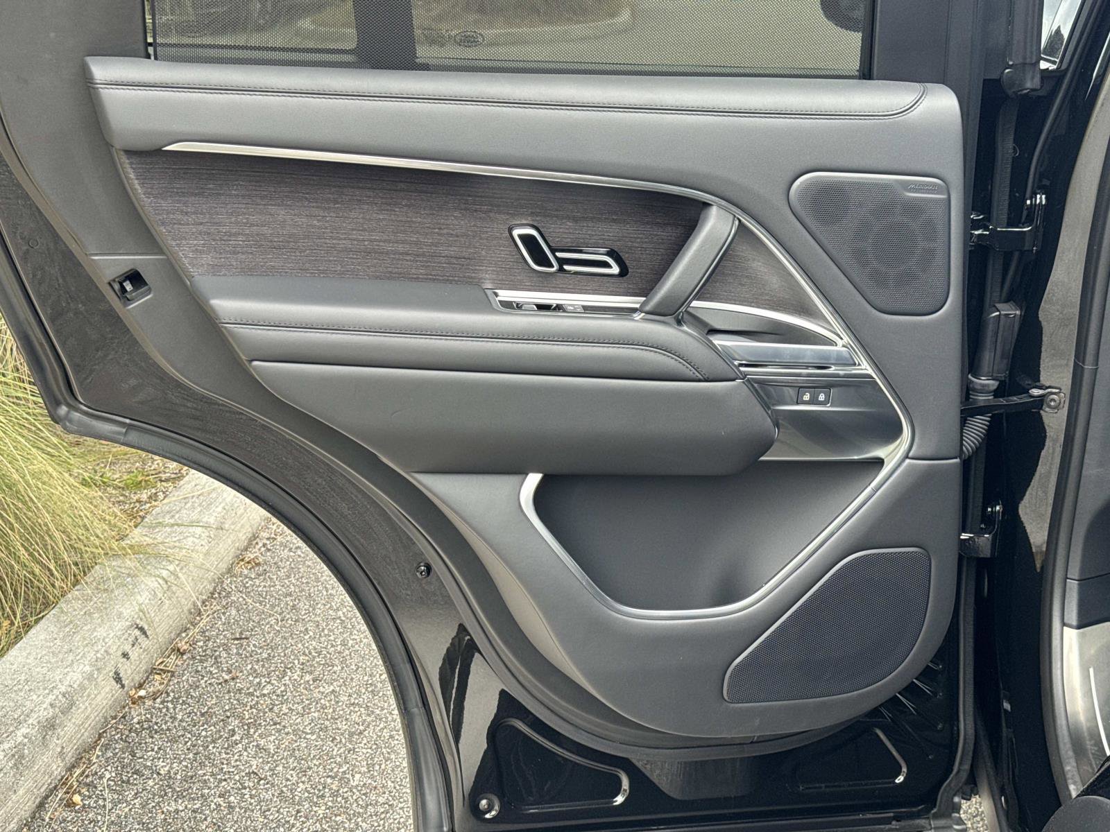 Certified 2025 Land Rover Range Rover SE AWD/4WD image 13