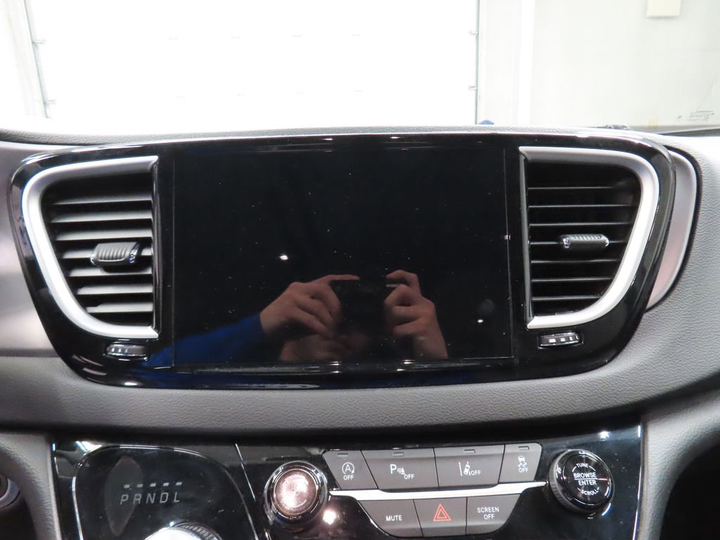 Used 2025 Chrysler Pacifica Select FWD image 47