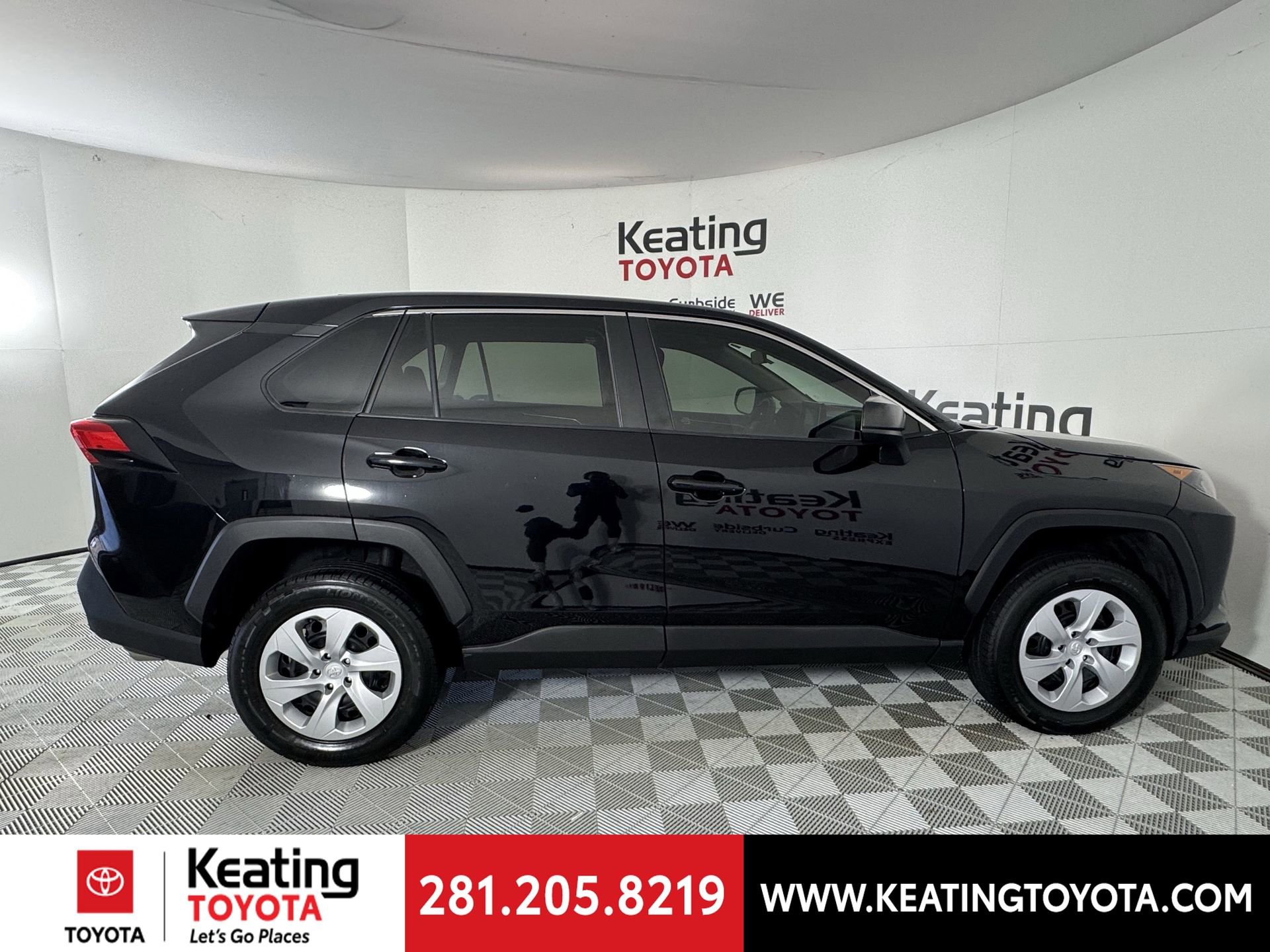 Used 2022 Toyota RAV4 LE image 3