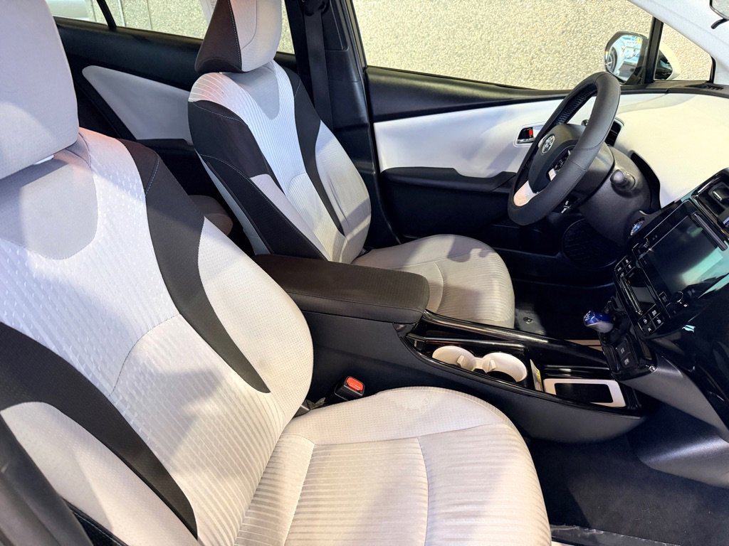 Used 2017 Toyota Prius Three w/ Advanced Technology Package image 19