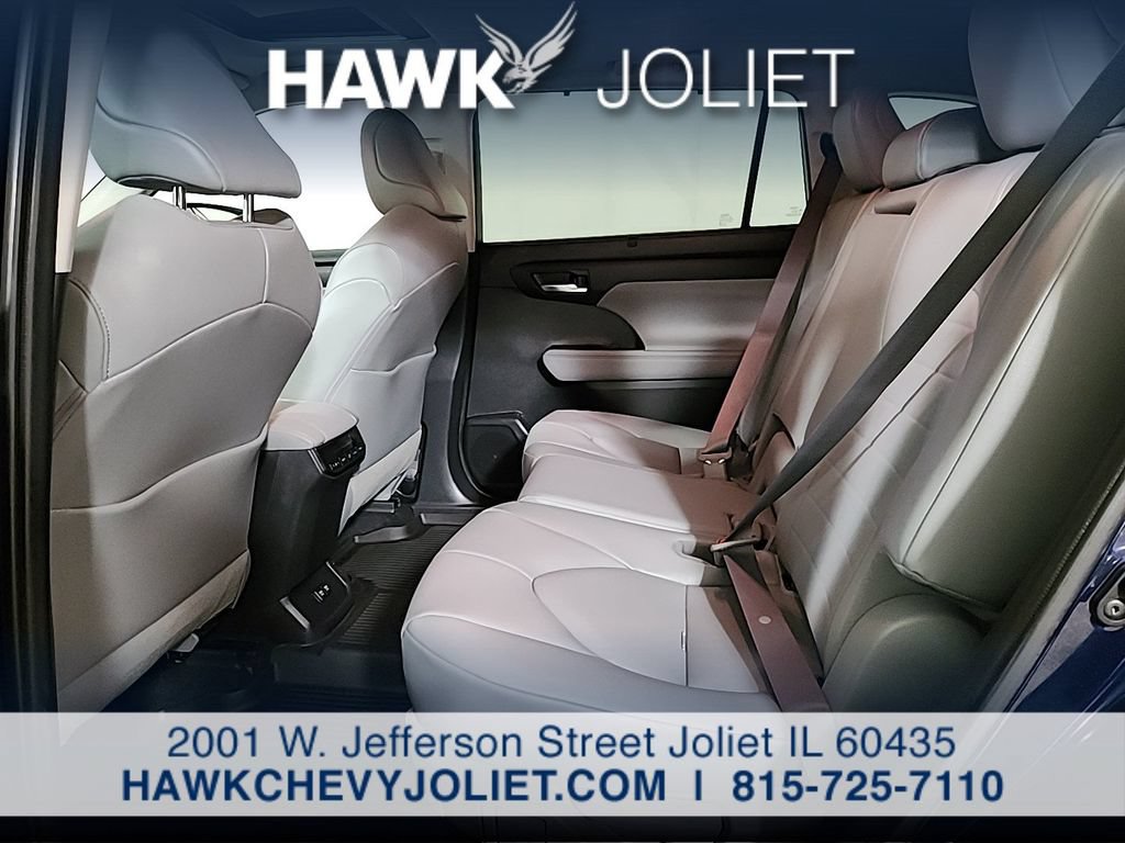 Used 2021 Toyota Highlander XLE AWD/4WD image 13