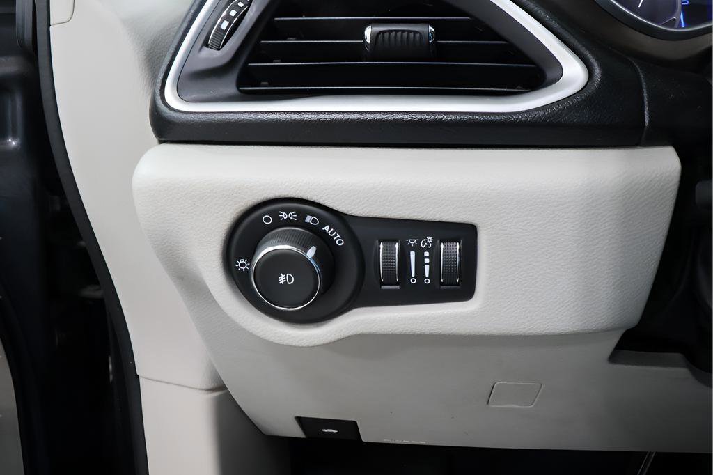 Used 2018 Chrysler Pacifica Touring-L w/ Tire & Wheel Group image 19