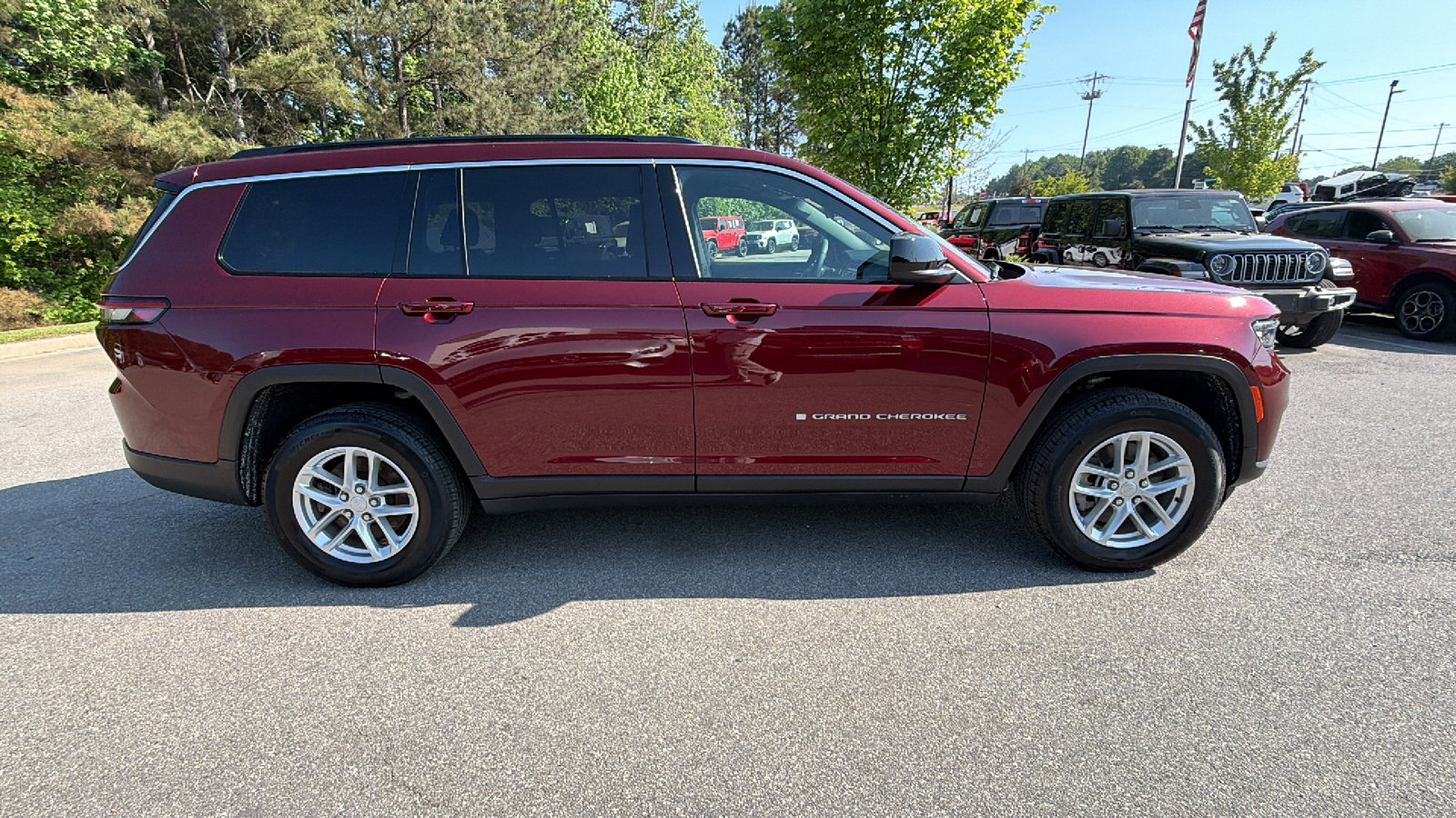 Used 2025 Jeep Grand Cherokee L Laredo w/ Luxury Tech Group I RWD image 7