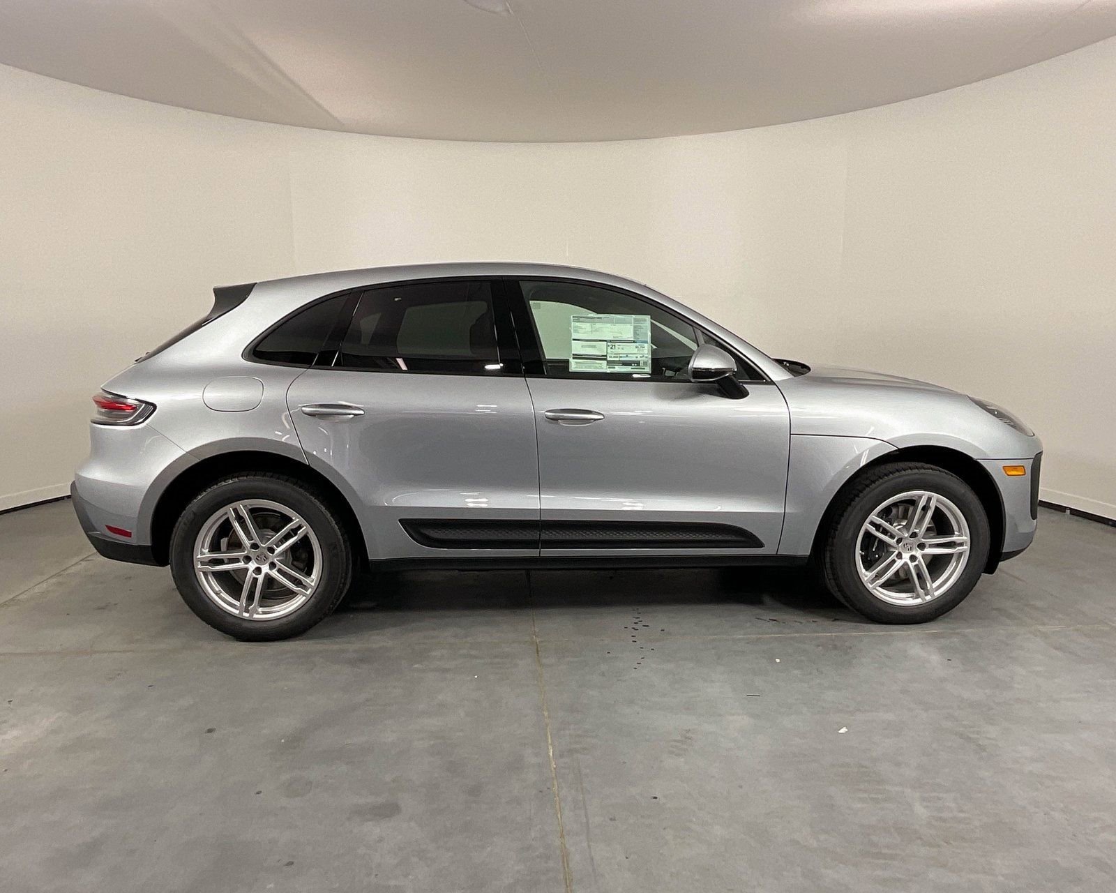 Certified 2025 Porsche Macan image 8