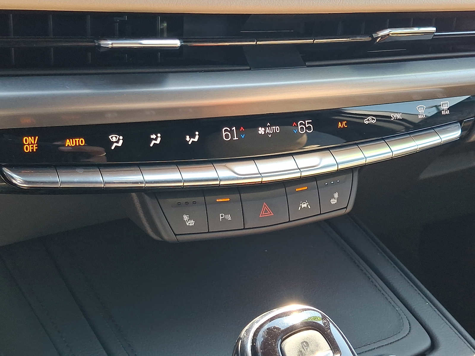 Used 2024 Cadillac XT4 Luxury w/ Cold Weather Package AWD/4WD image 16