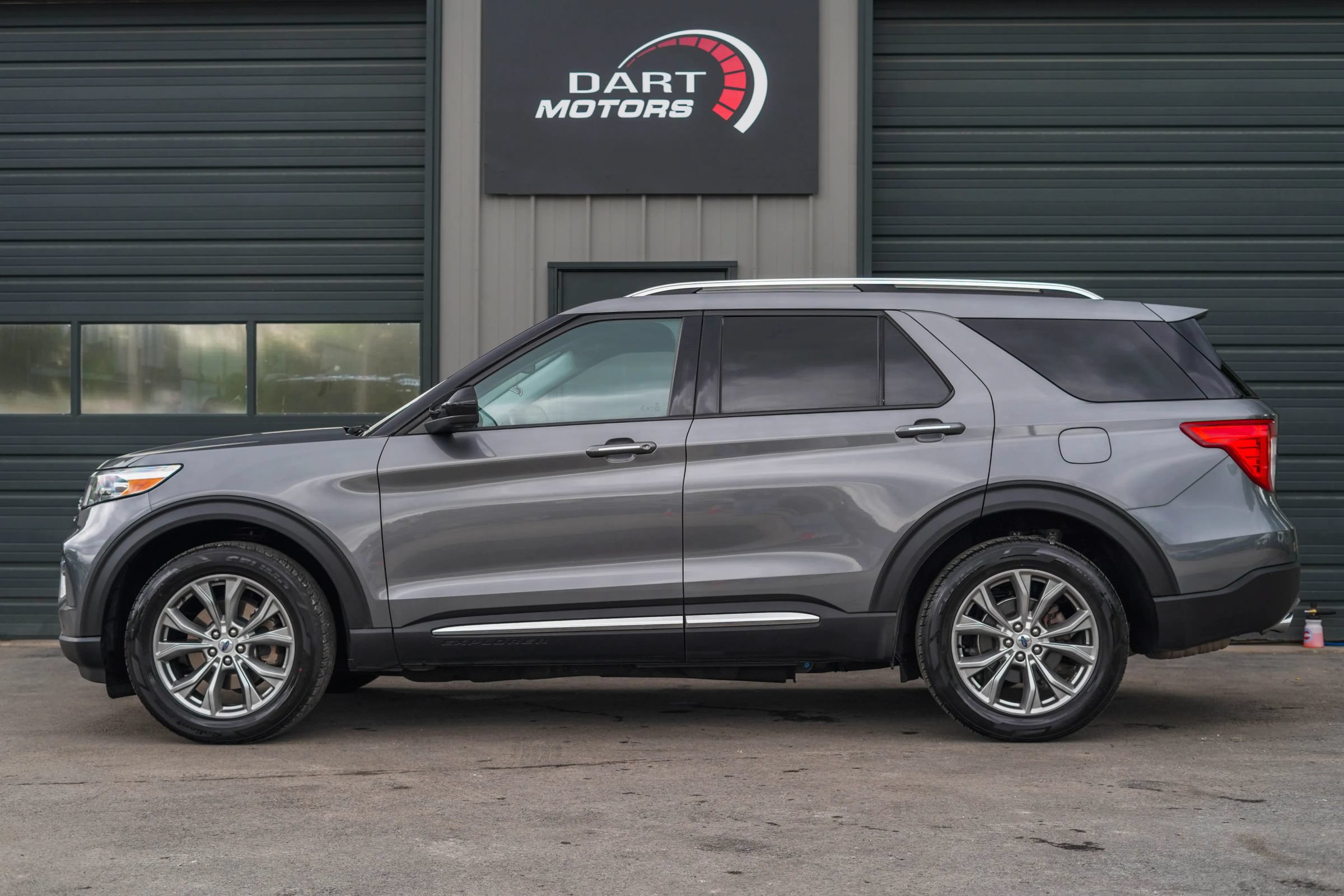 Used 2023 Ford Explorer Limited AWD/4WD image 4