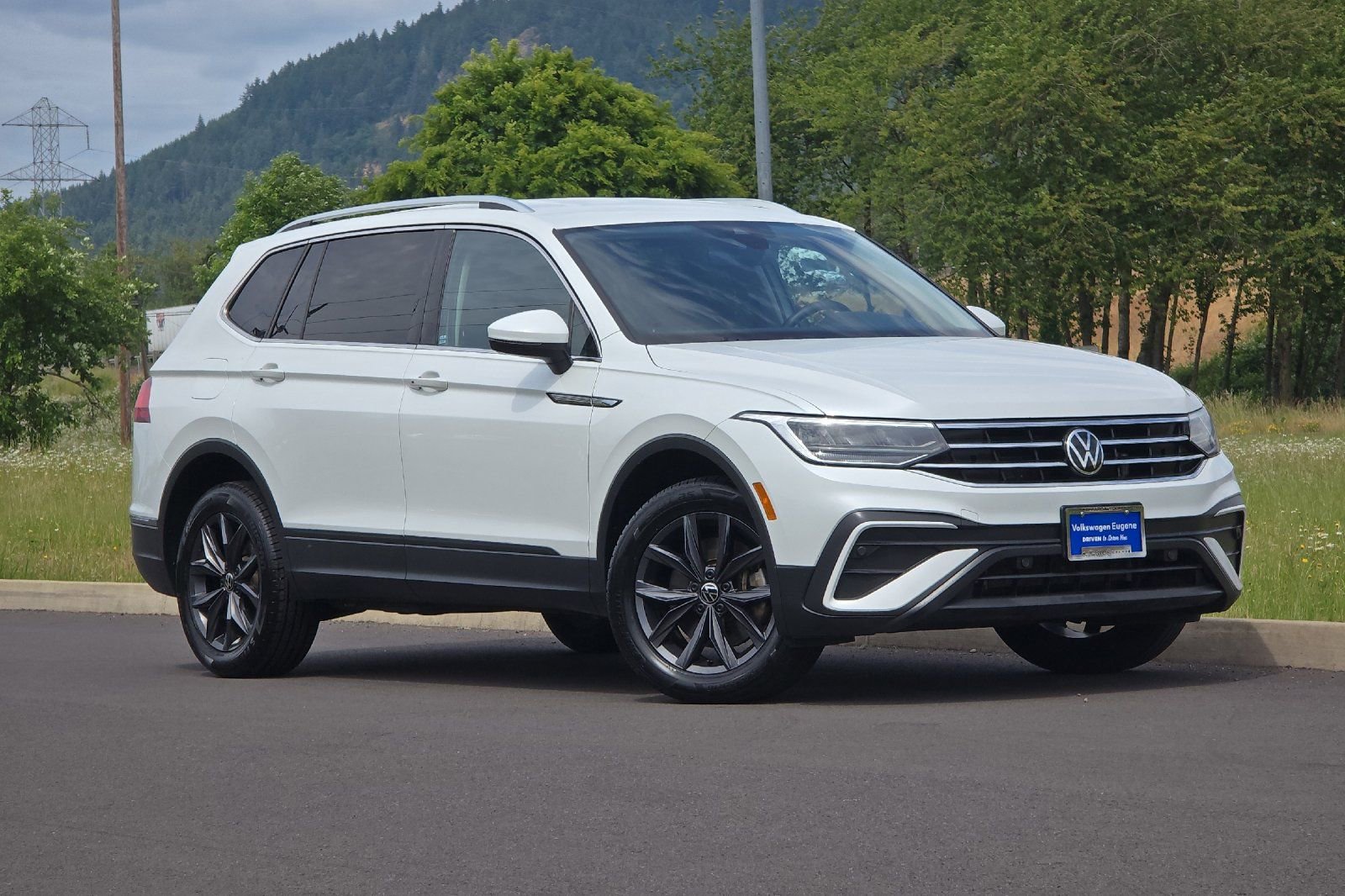 Used 2023 Volkswagen Tiguan SE AWD/4WD image 1