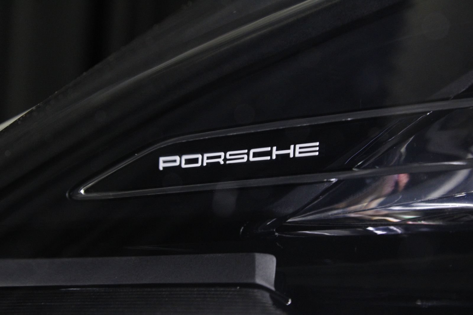Certified 2025 Porsche Macan AWD/4WD image 15