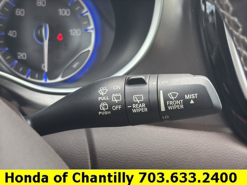 Used 2017 Chrysler Pacifica Touring-L w/ Tire & Wheel Group FWD image 11