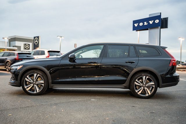 Used 2023 Volvo V60 B5 Cross Country Plus image 4