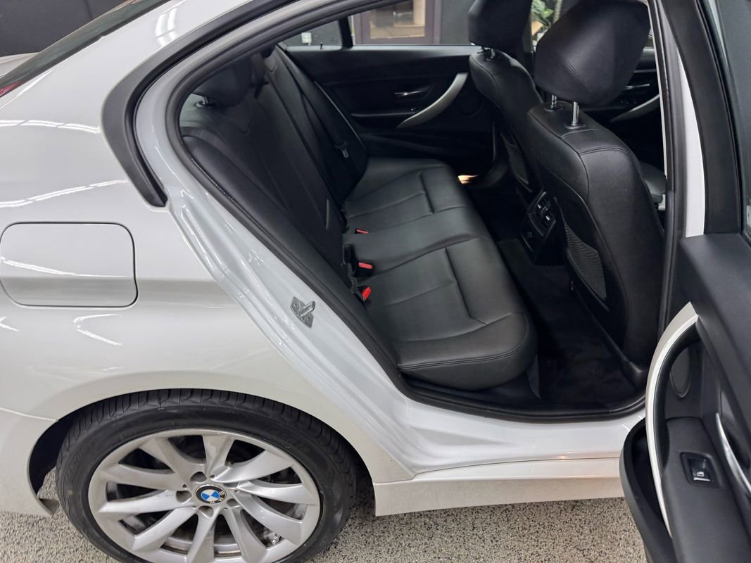 Used 2018 BMW 320i xDrive Sedan w/ Convenience Package image 17