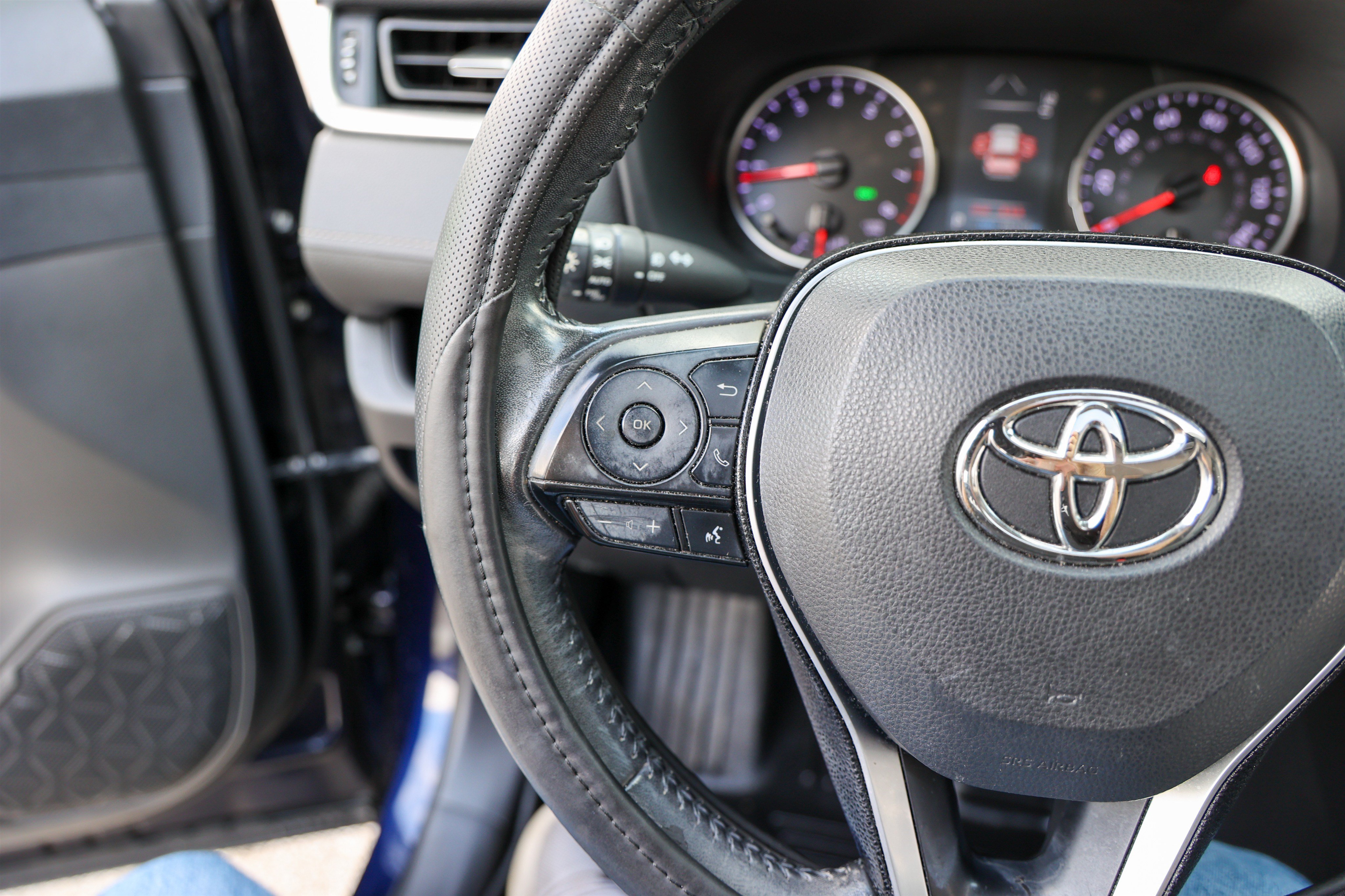 Used 2020 Toyota RAV4 XLE Premium FWD image 17