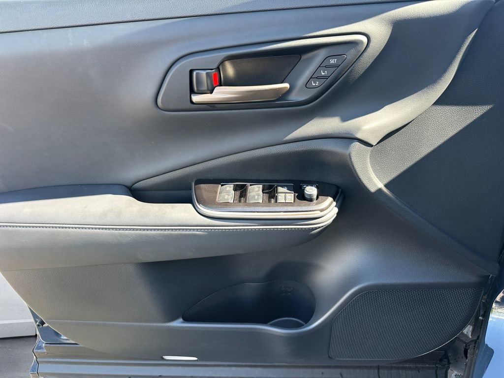 Used 2025 Toyota Crown Limited w/ Advanced Technology Package image 12