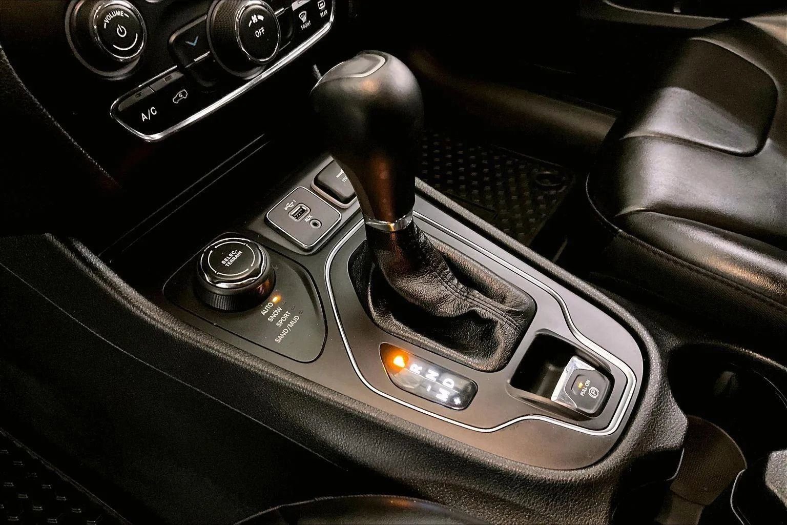 Used 2020 Jeep Cherokee Latitude Plus w/ Cold Weather Group image 16