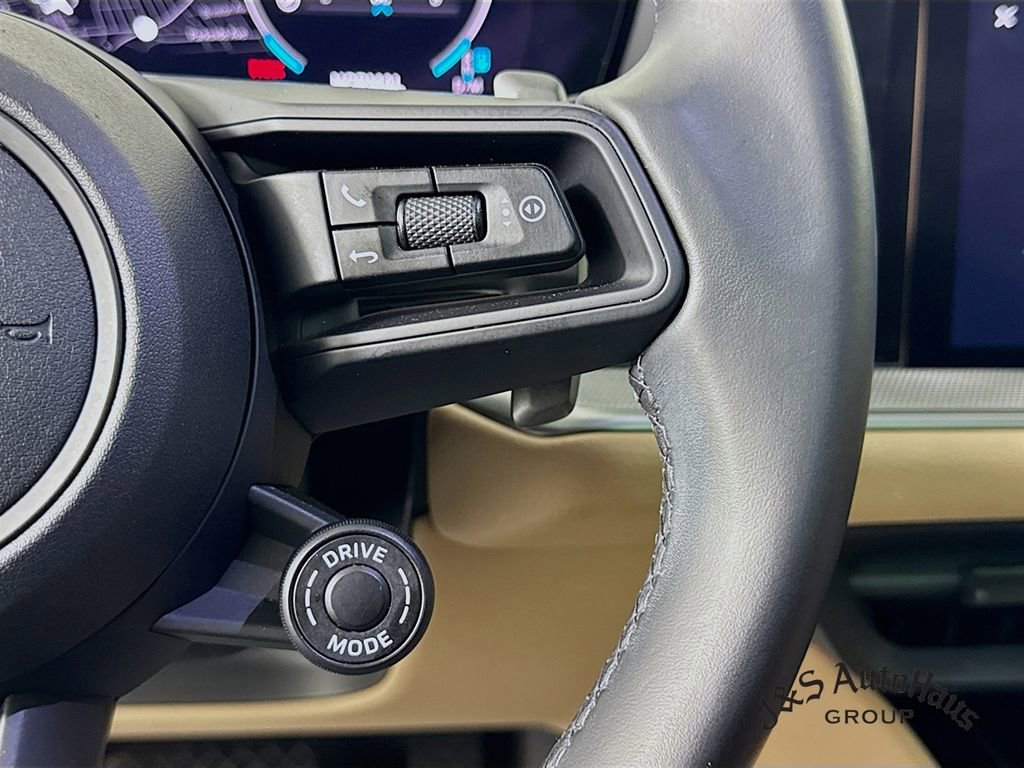 Used 2024 Porsche Cayenne w/ Premium Package image 14