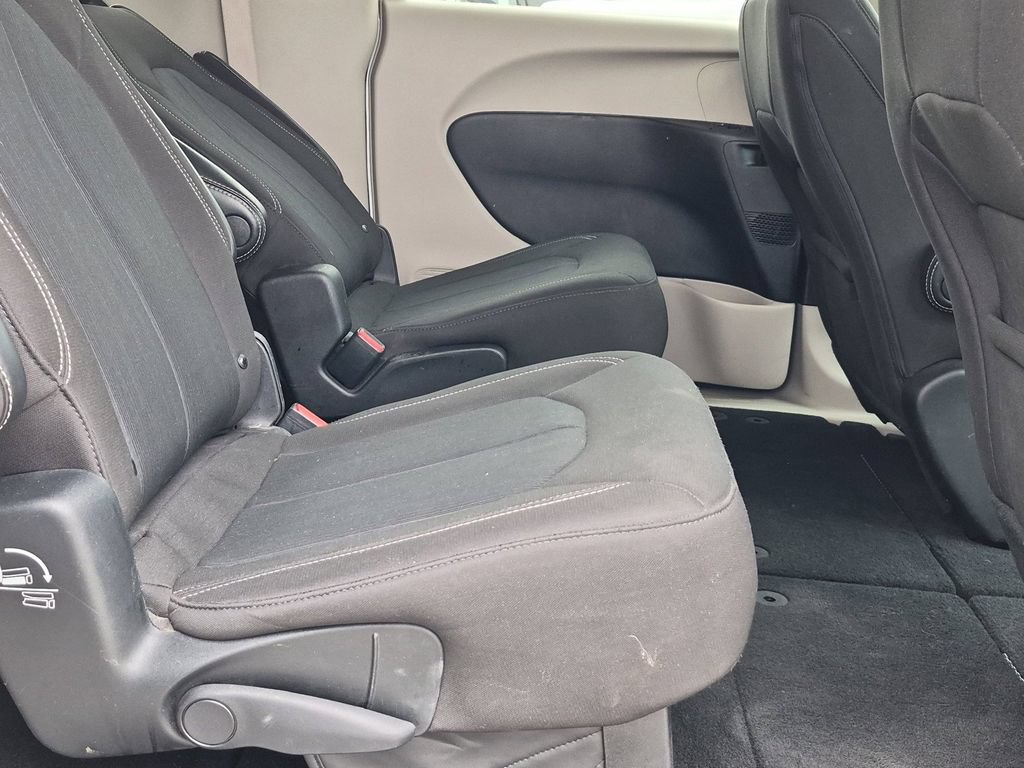 Used 2023 Chrysler Voyager LX FWD image 7