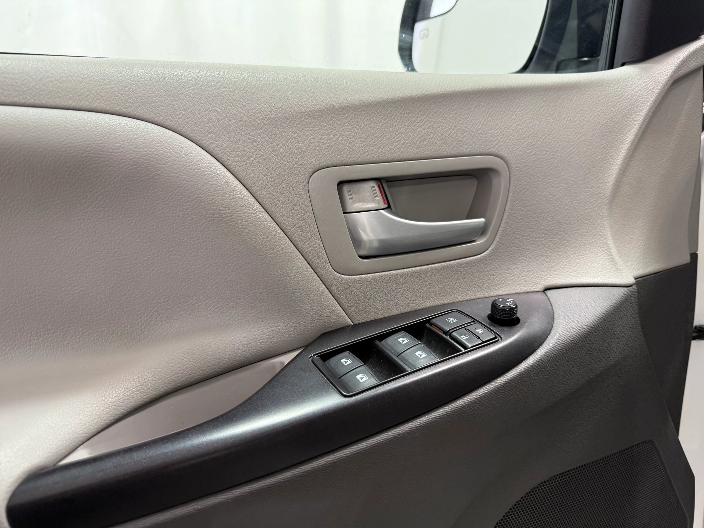 Used 2017 Toyota Sienna LE image 12