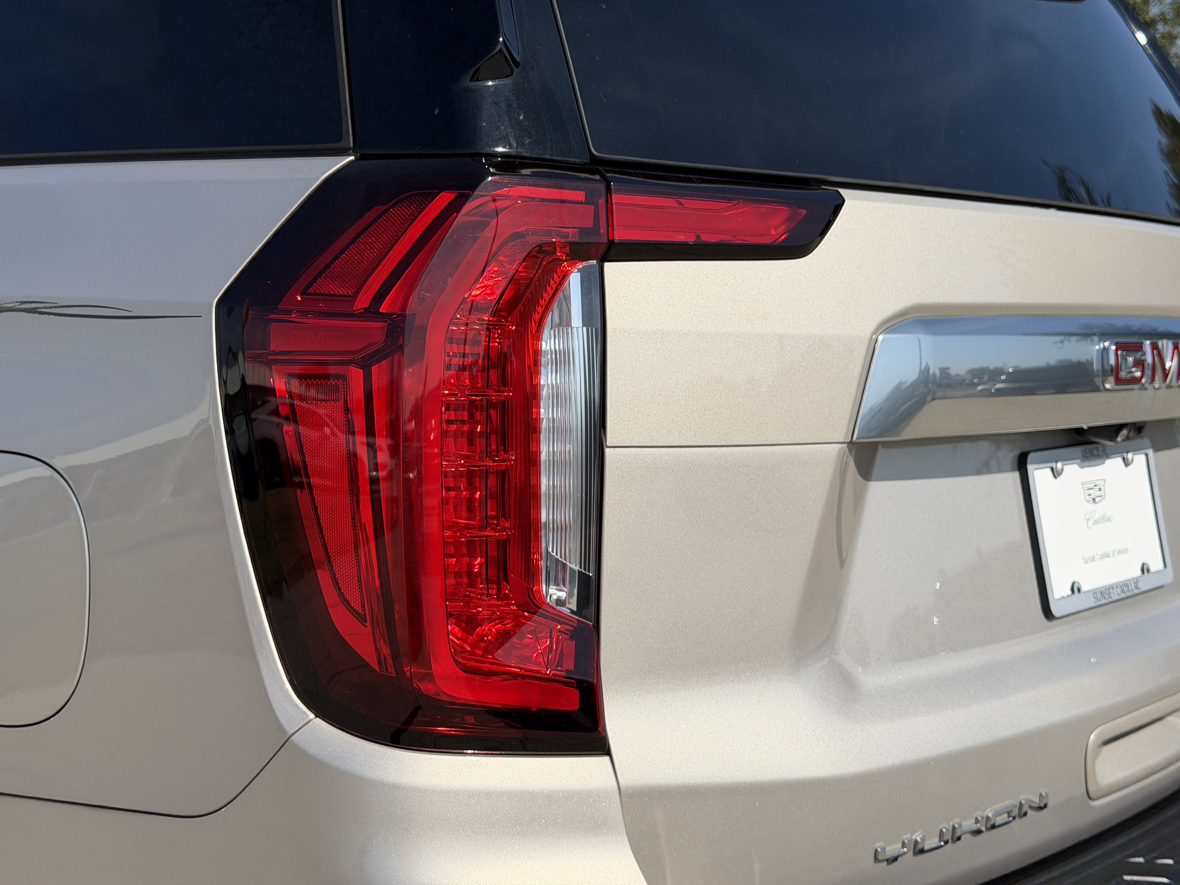 Used 2021 GMC Yukon Denali w/ Denali Premium Package image 9