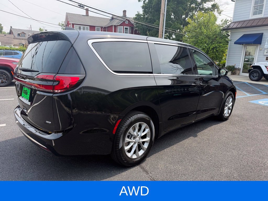 New 2027 Chrysler Pacifica Select w/ Family Tech Group AWD/4WD image 4