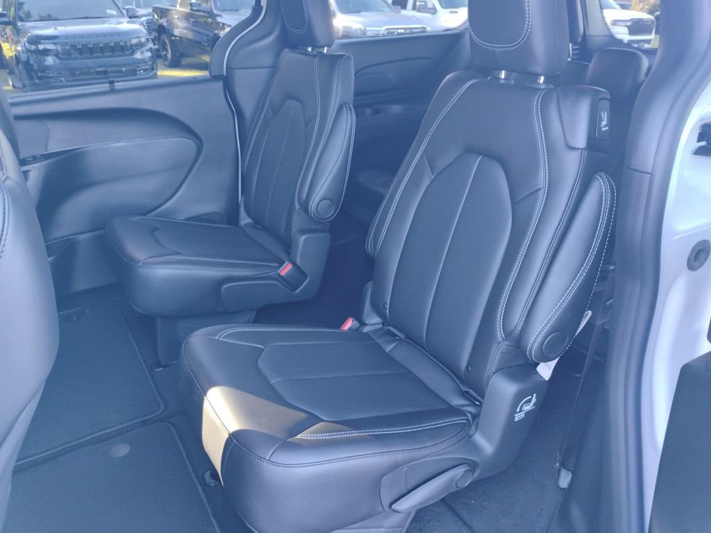 New 2026 Chrysler Pacifica Select image 16