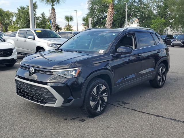 Used 2025 Volkswagen Taos SE w/ Panoramic Sunroof Package image 2