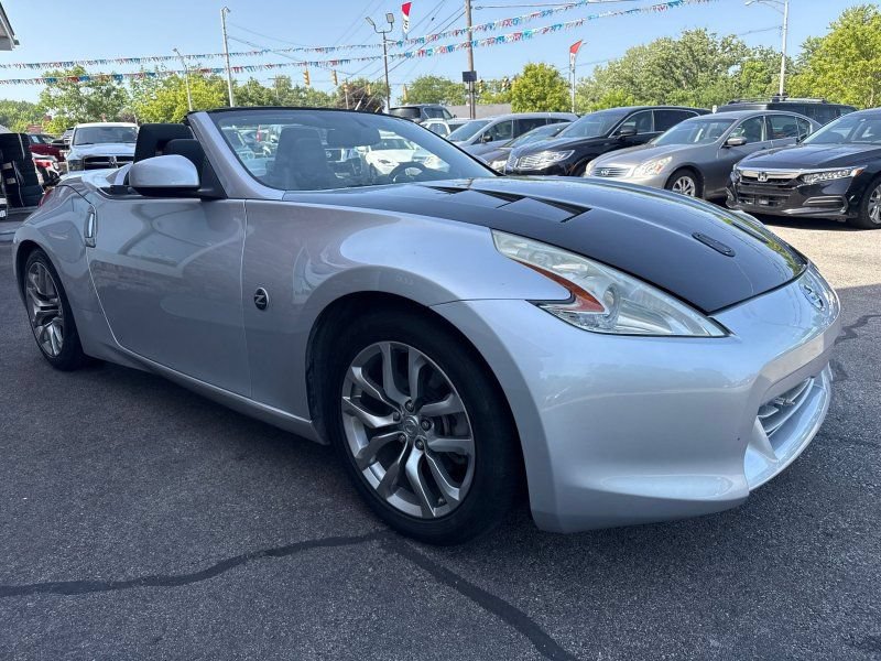 Used 2010 Nissan 370Z Touring RWD image 2