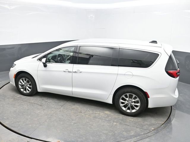 Used 2023 Chrysler Pacifica Touring-L image 22