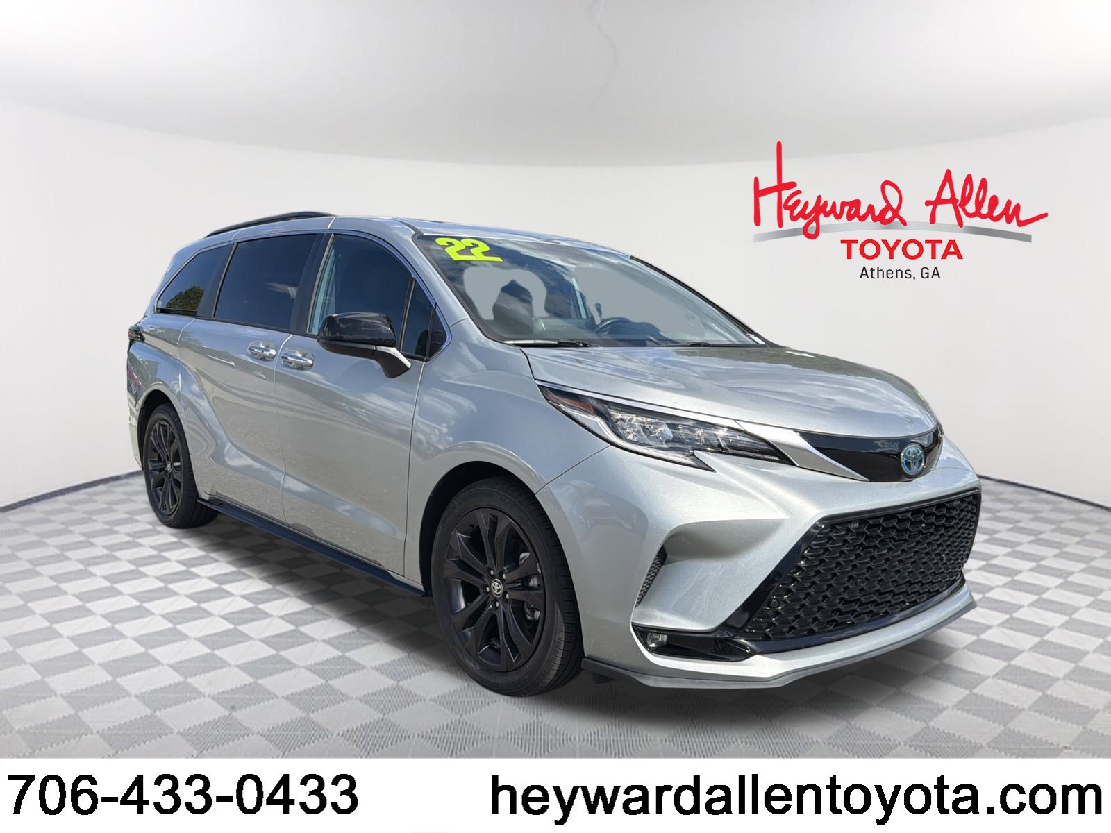 Used 2022 Toyota Sienna XSE FWD video 1