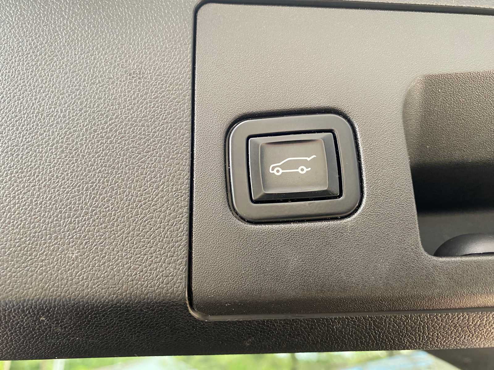 Used 2023 Cadillac XT4 Luxury w/ Cold Weather Package FWD image 35