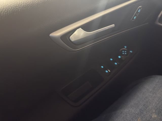 Used 2023 Ford Edge SEL image 3