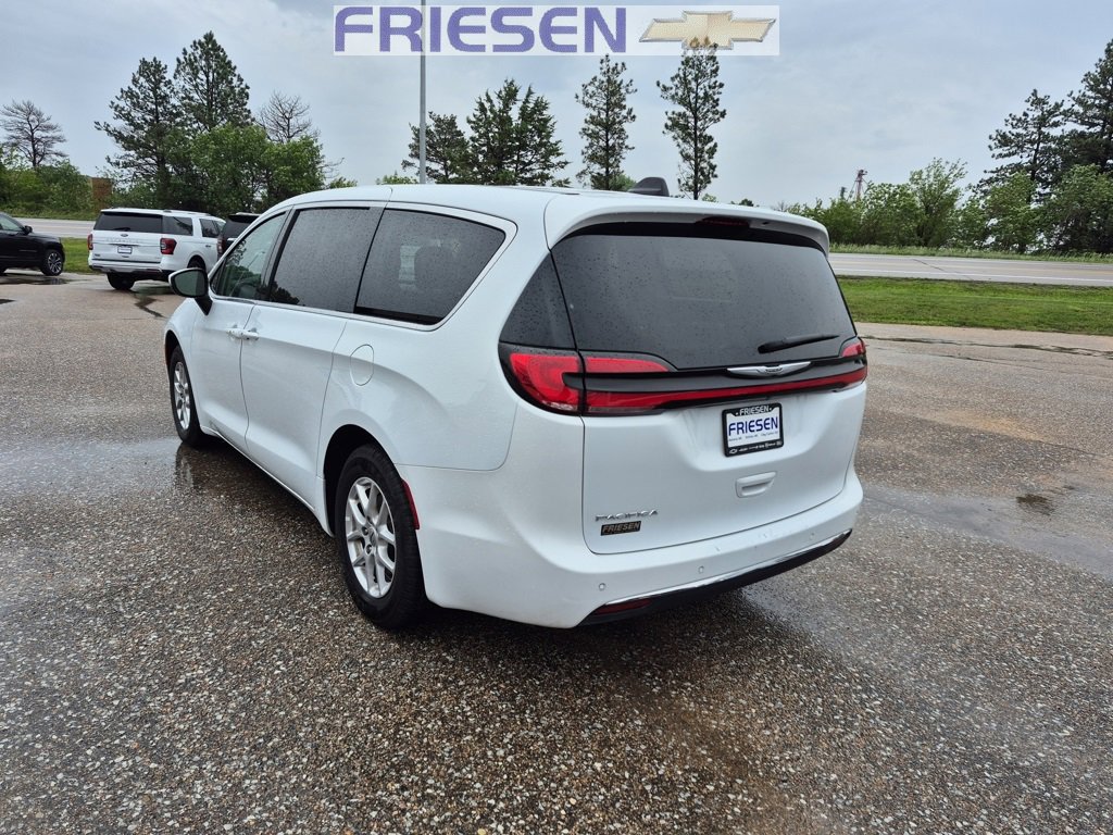 Used 2023 Chrysler Pacifica Touring-L image 3