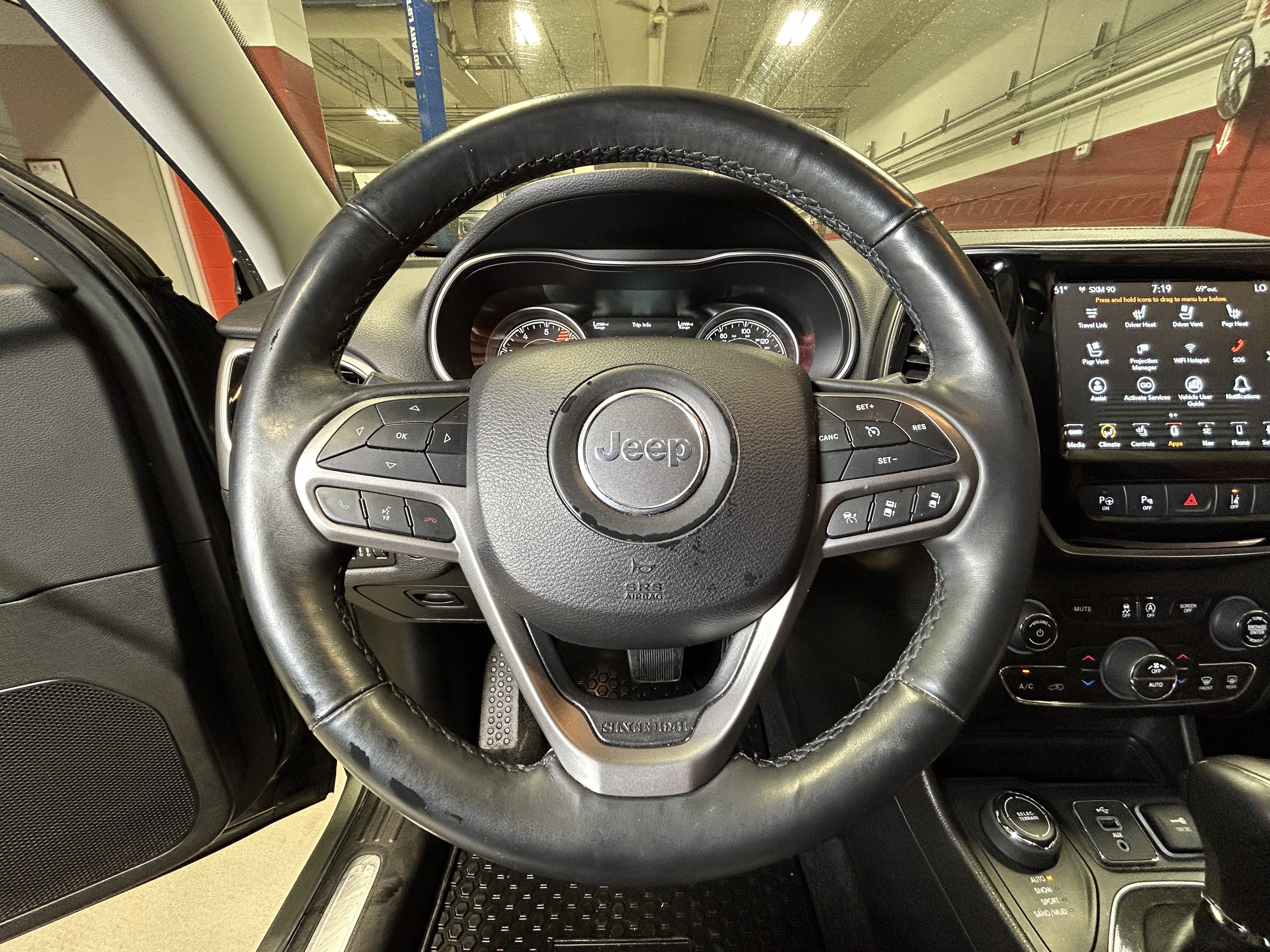 Used 2019 Jeep Cherokee Limited w/ Luxury Group image 20