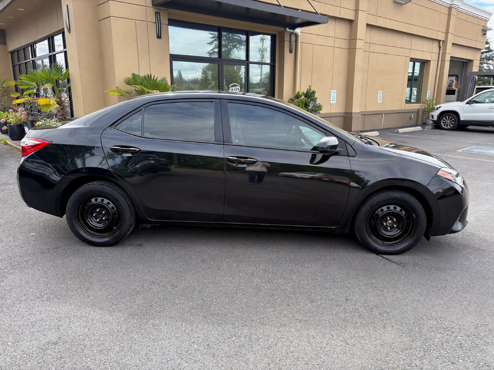 Used 2016 Toyota Corolla LE FWD image 7