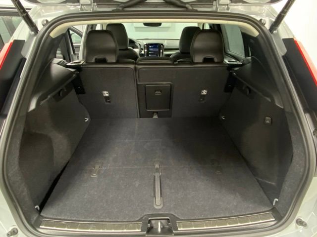 Used 2025 Volvo XC40 B5 Plus AWD/4WD image 8