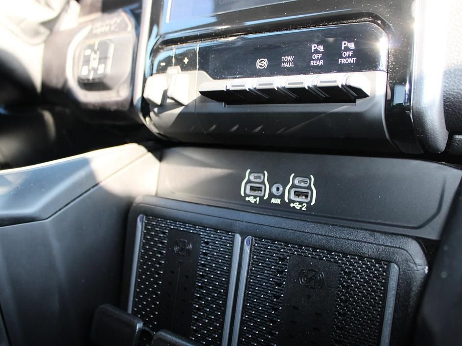 Used 2025 RAM 2500 Laramie w/ Sport Appearance Package AWD/4WD image 13