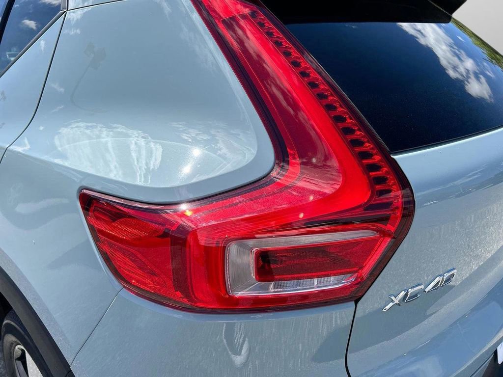 Used 2019 Volvo XC40 T5 Momentum image 14