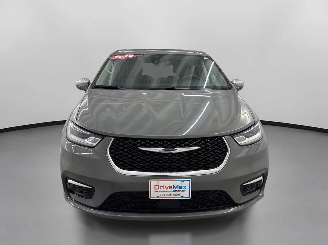 Used 2022 Chrysler Pacifica Limited w/ Uconnect Theater Family Group FWD image 2