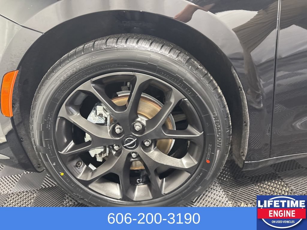 Used 2025 Chrysler Pacifica Limited FWD image 12