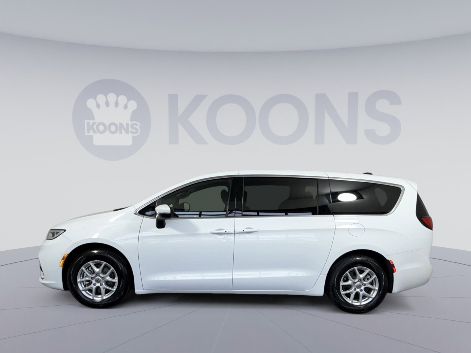Used 2023 Chrysler Pacifica Touring FWD image 2