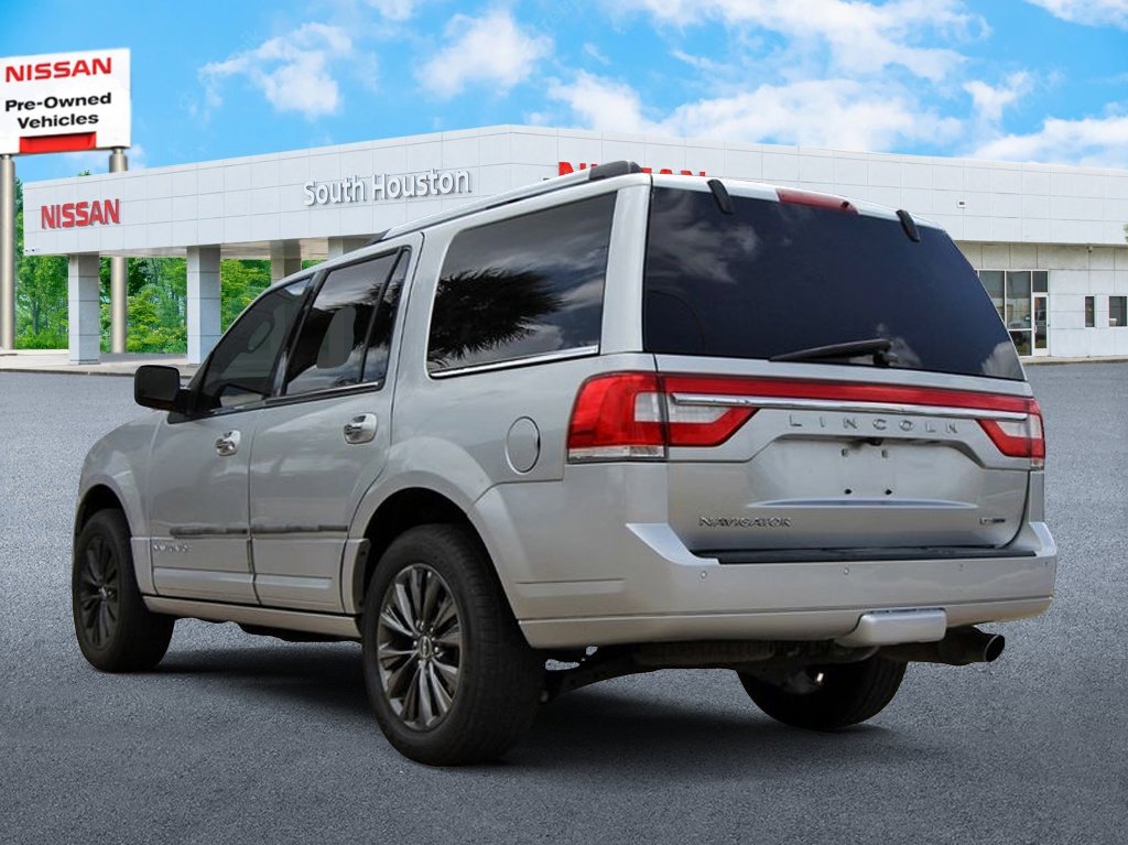 Used 2015 Lincoln Navigator 2WD image 3
