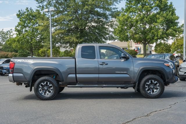 Used 2018 Toyota Tacoma TRD Off-Road w/ Four Season Floor Mat Package AWD/4WD image 4